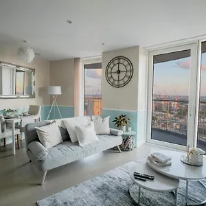 Amazing London Skyline View & Transport Links Barking (Greater London)